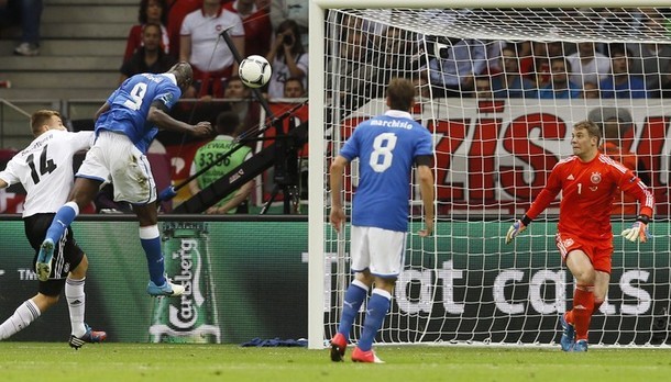 Bàn mở tỷ số của Balotelli cho Italia đến ngay từ phút 20.